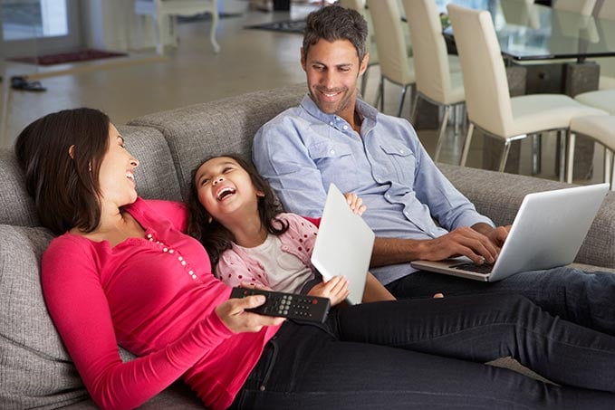 Family-on-sofa-with-laptop