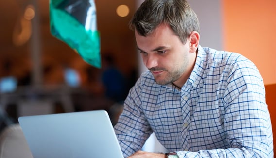 Salesperson-reading-email-on-computer